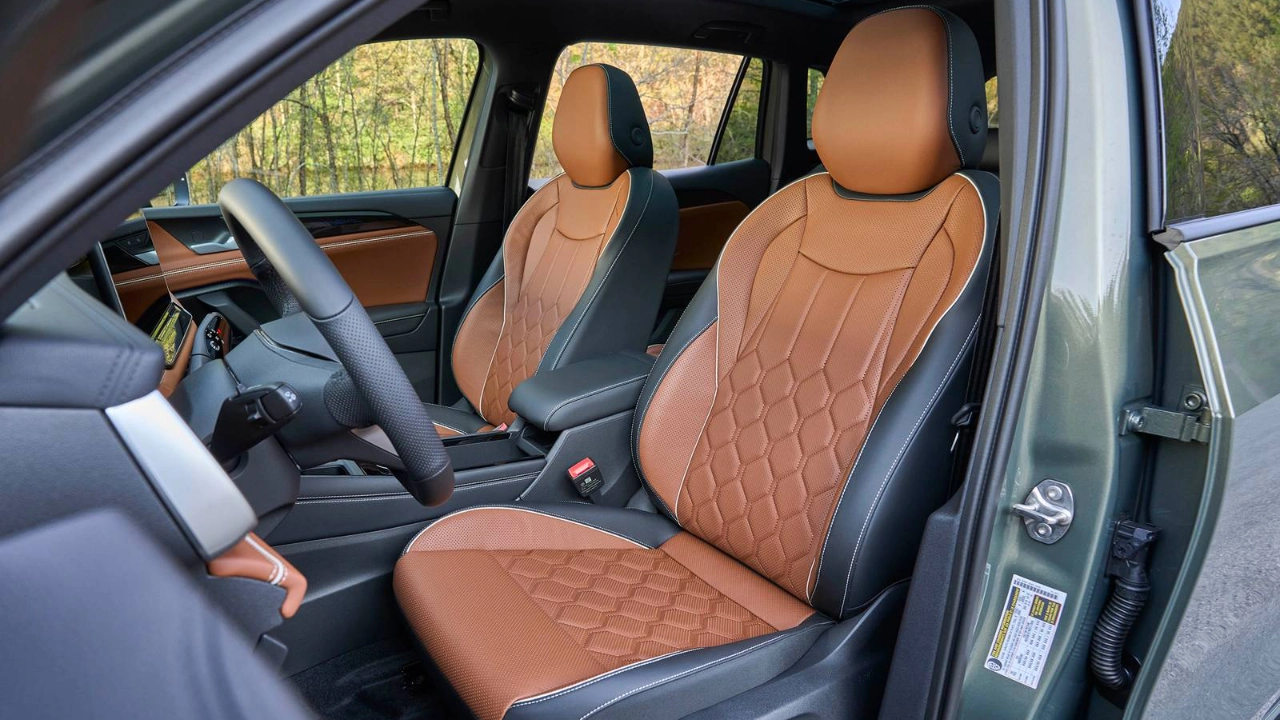 Vue de l'habitacle intérieur du Volkswagen Tiguan montrant le tableau de bord numérique