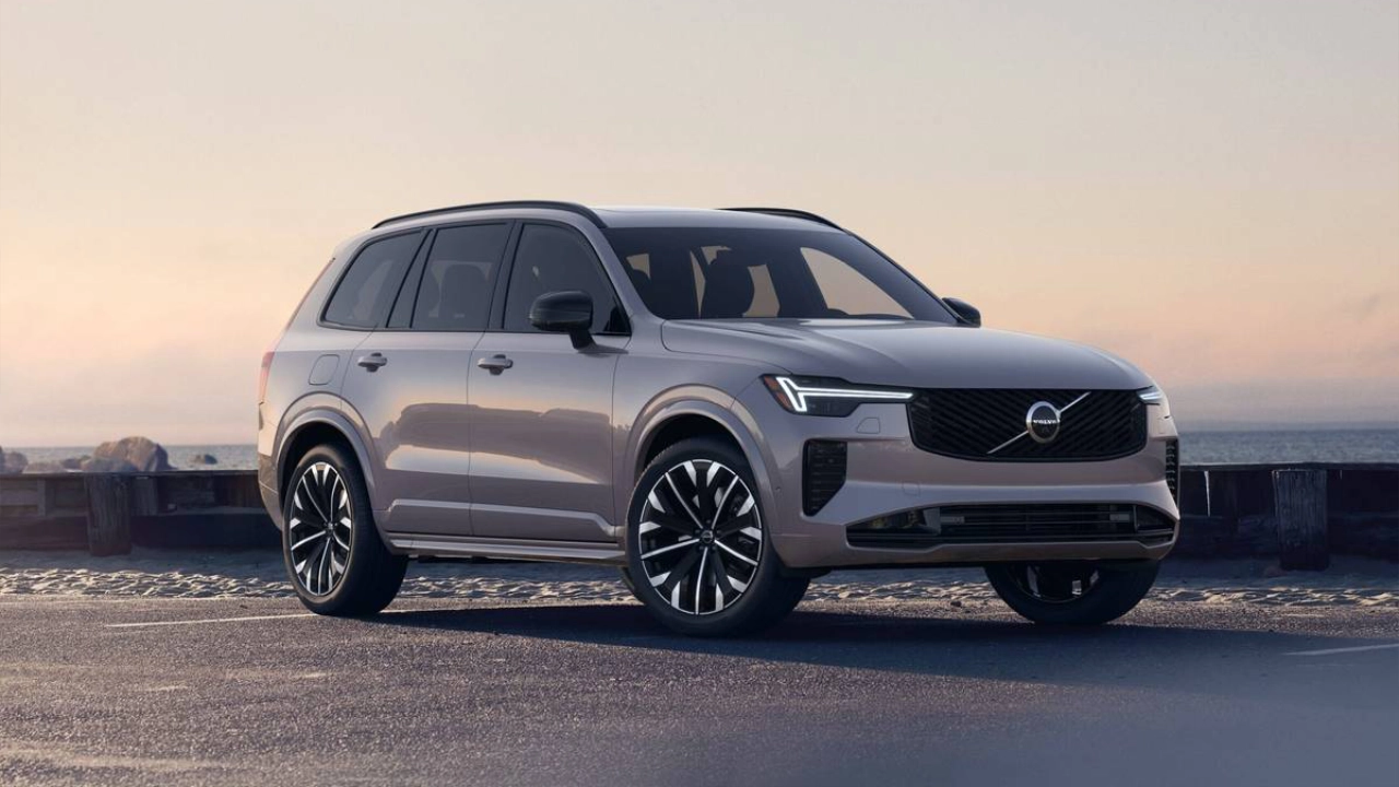Vue de trois-quarts arrière du Volvo XC60 en mouvement
