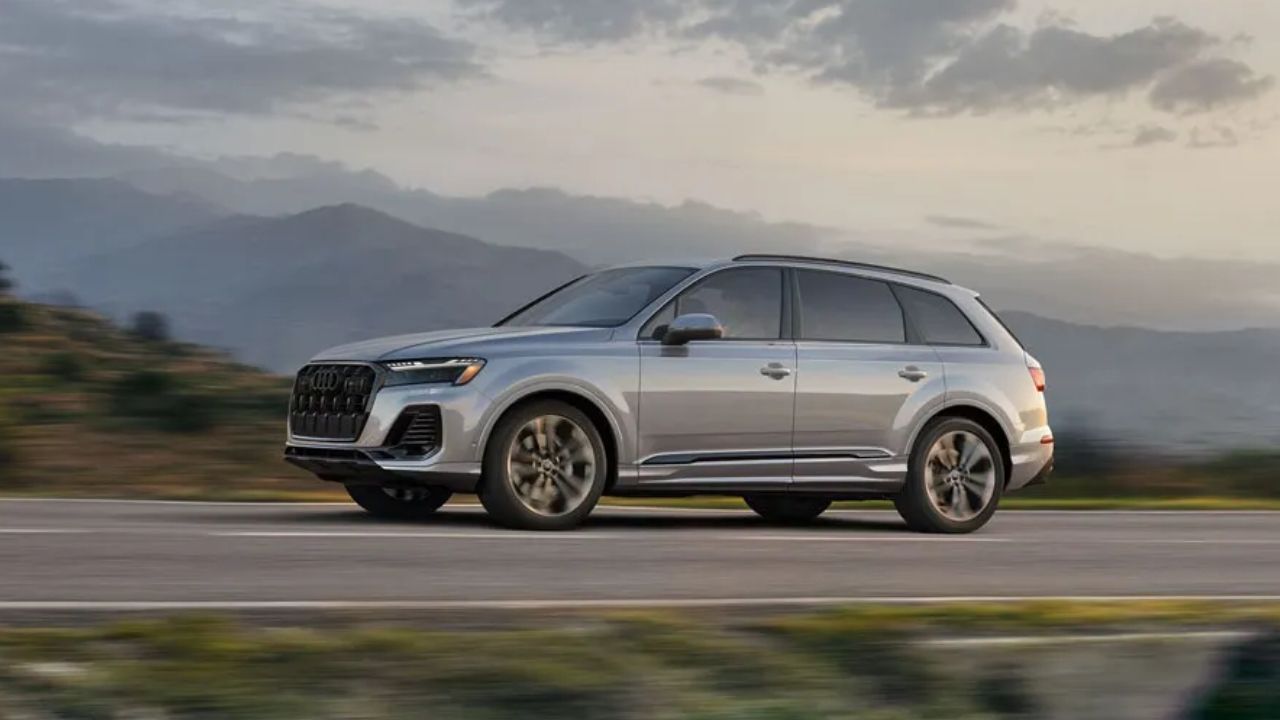 Front view of an Audi Q7 2026 luxury family SUV