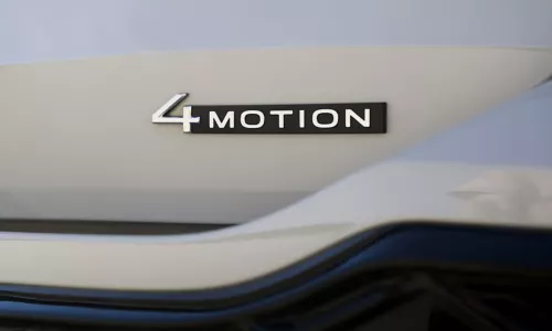 Badge 4MOTION signalant la traction intégrale sur une Volkswagen