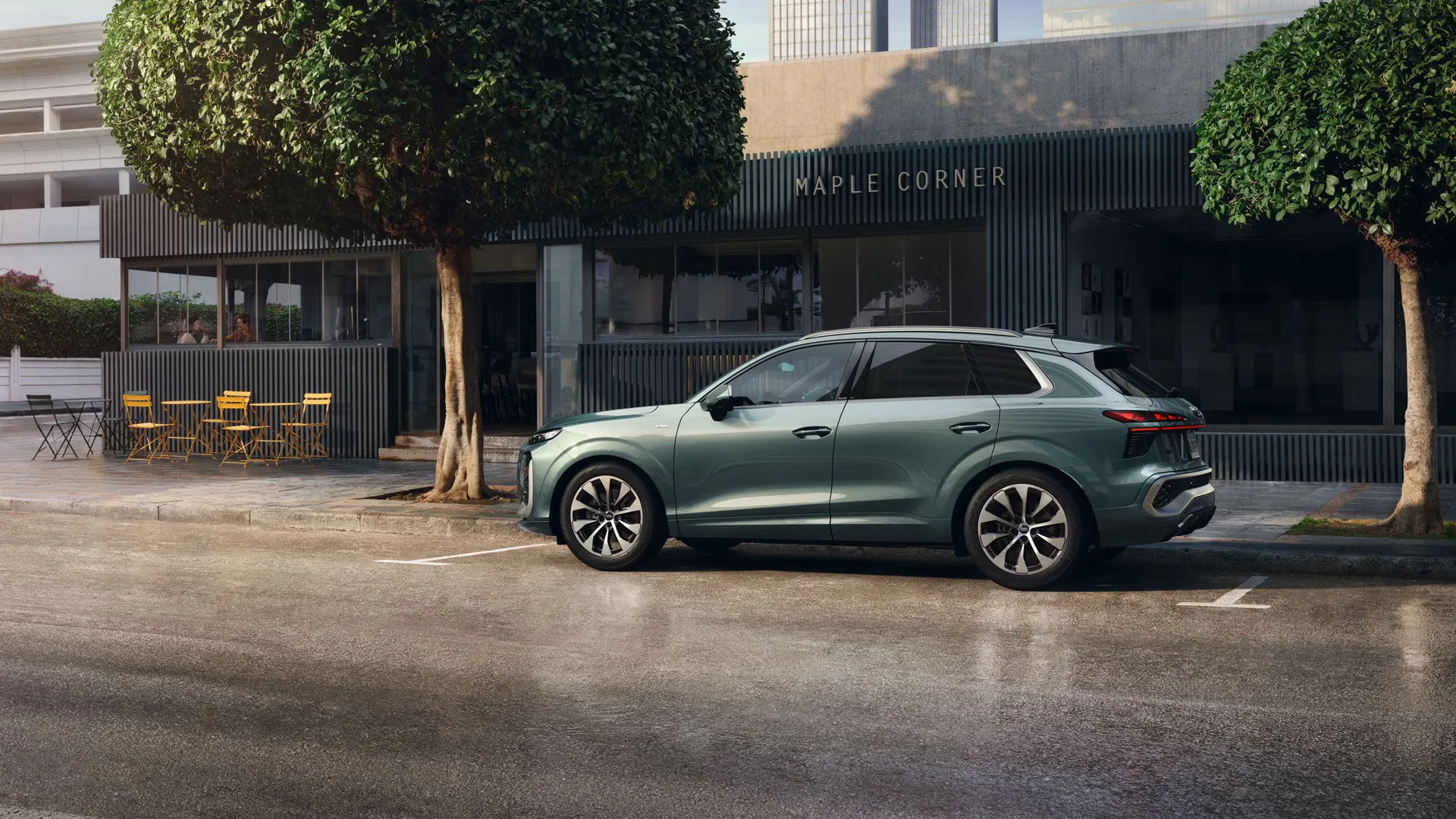 Audi Q3 2026 vert stationn&eacute; dans une rue en ville, un exemple de VUS compact pour le quotidien.