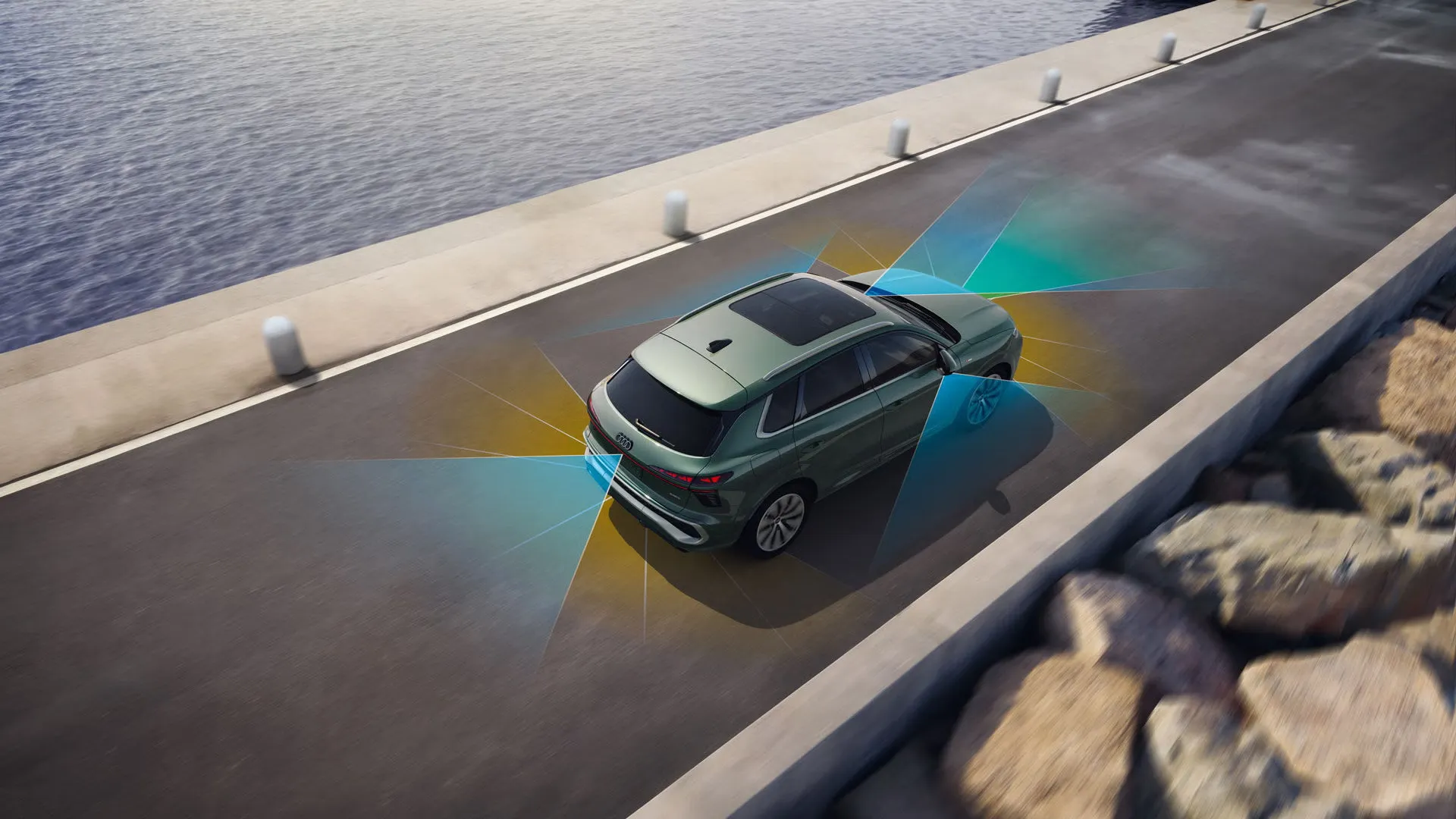 Illustration des zones de détection des aides à la conduite autour d’un Audi Q3 2026 sur la route.