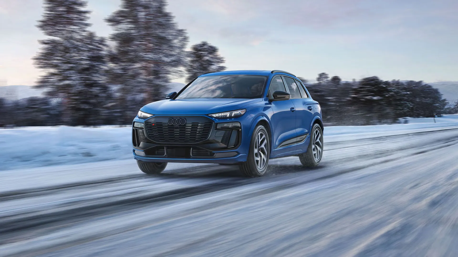 Audi SQ6 e-tron 2027 bleu roulant sur une route enneig&eacute;e, pour illustrer la conduite hivernale en VUS.