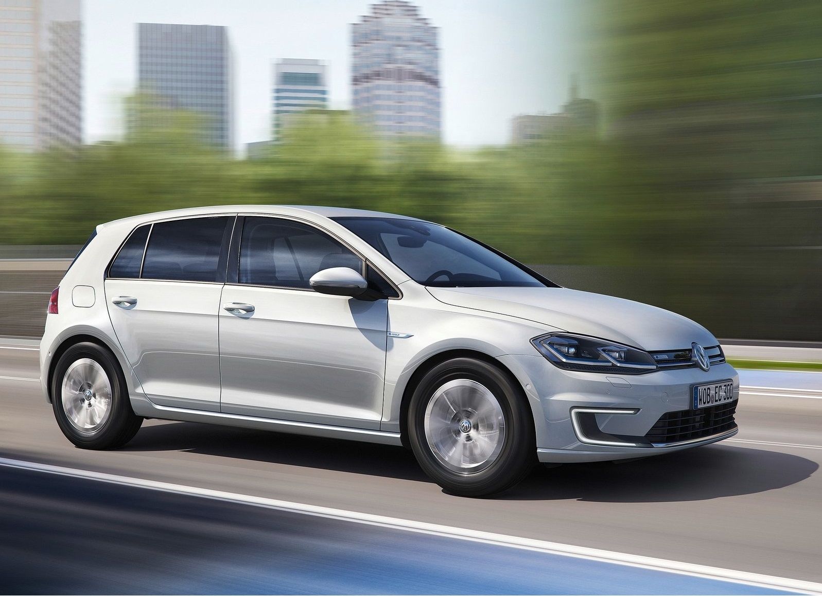 The 2017 Volkswagen e-Golf will be available at VW Lauzon Blainville in June 2017!