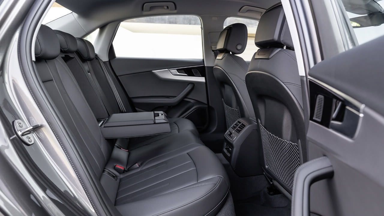 La portière ouverte de l'Audi A4 2021 dévoilant les sièges arrières
