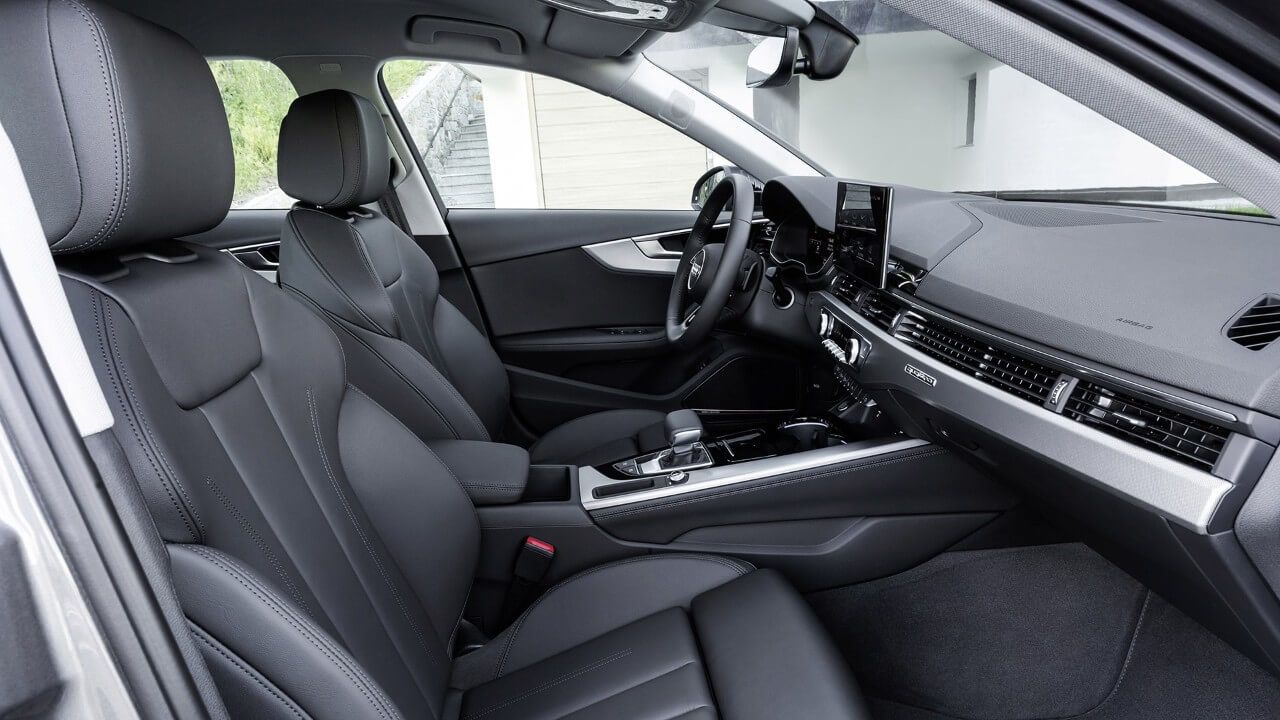 La portière ouverte de l'Audi A4 2021 dévoilant le cockpit avant
