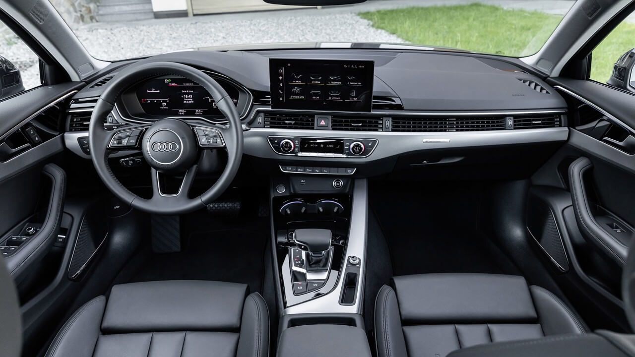Vue 3/4 arrière de L'Audi A4 berline 2021 sur la route