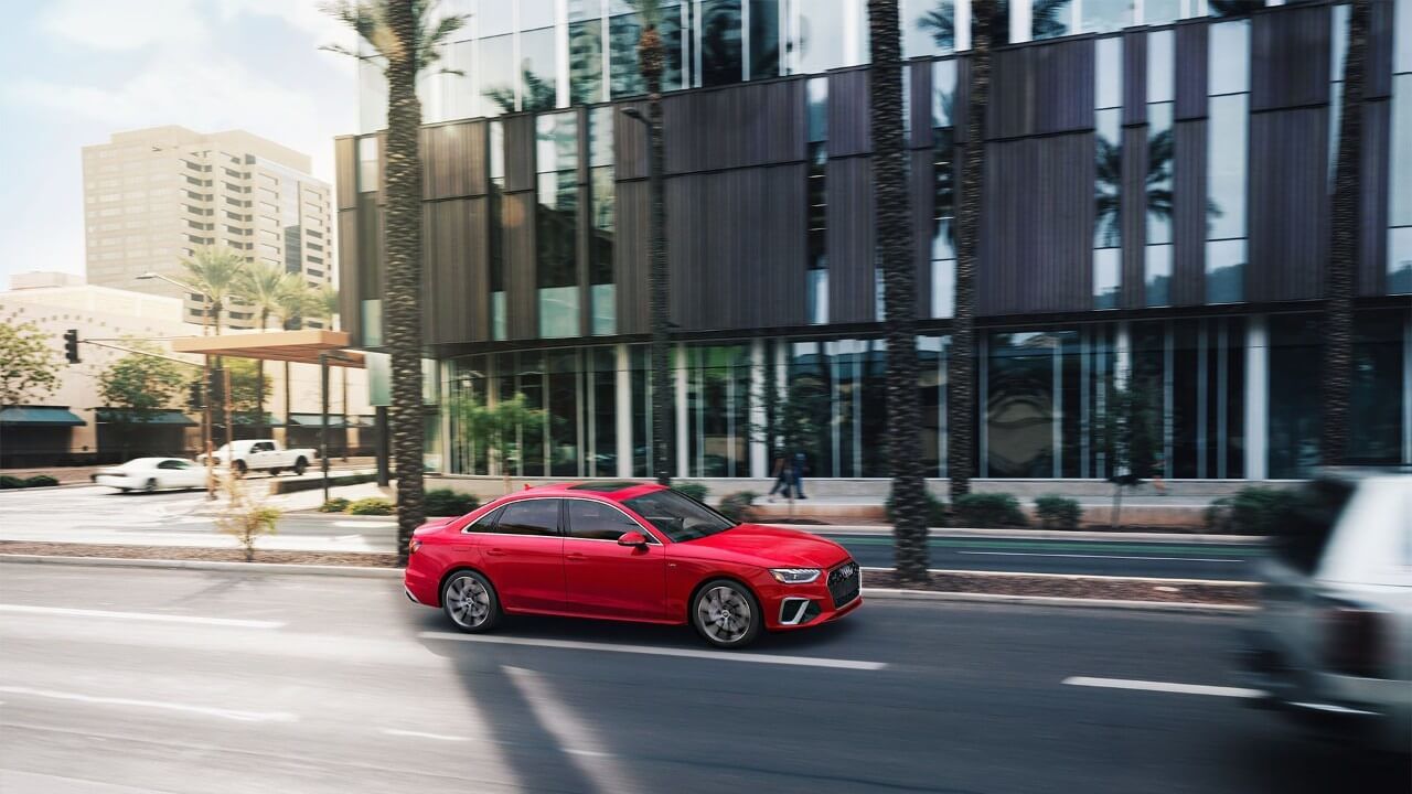 L'Audi A4 berline 2021 roulant sur un boulevard dans une ville