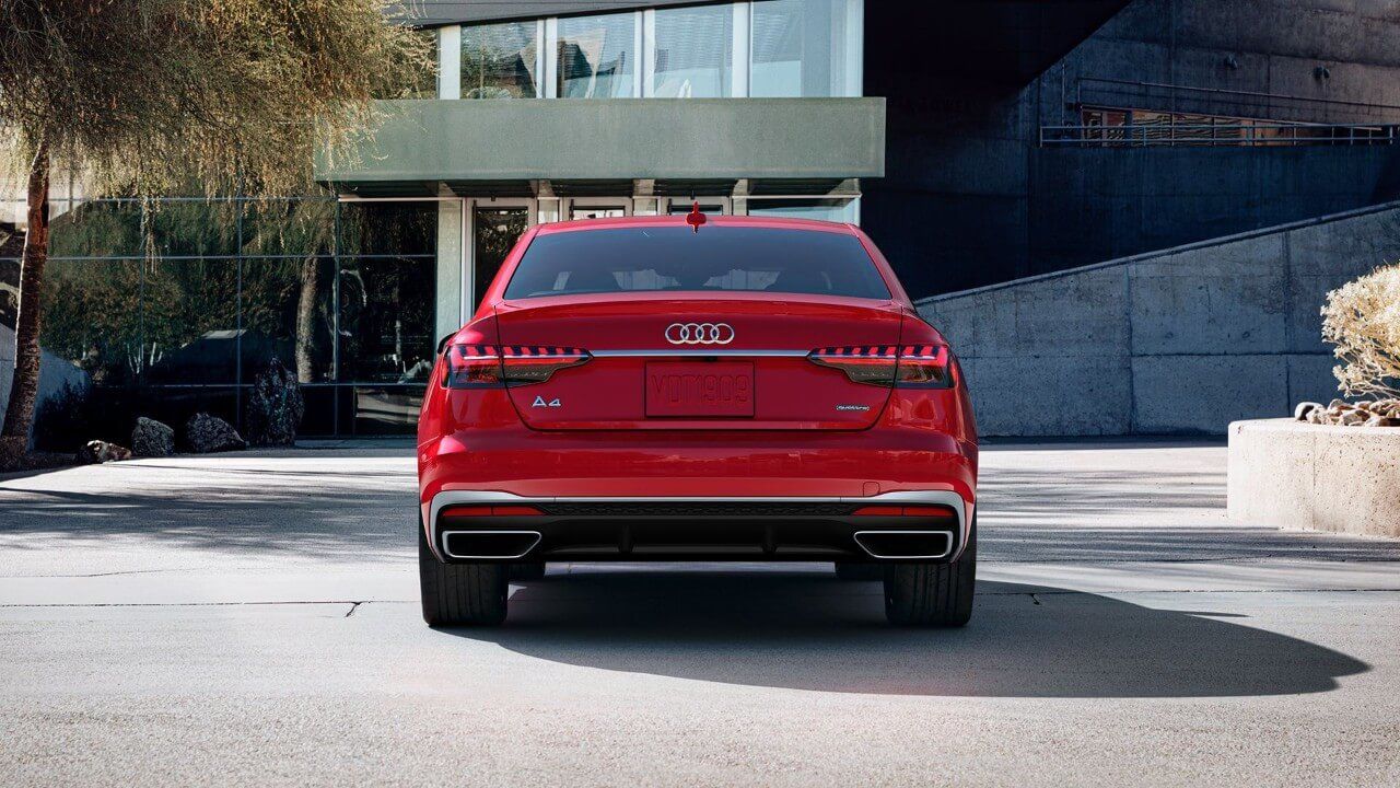 Vue arrière de l'Audi A4 rouge garé à l'extérieur