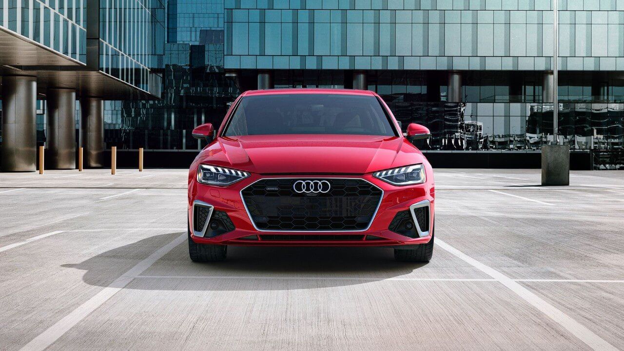 Vue avant de l'Audi A4 rouge garé à l'extérieur