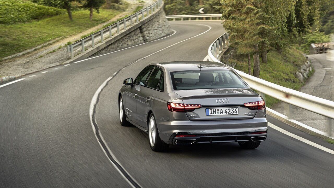 Vue 3/4 arrière de L'Audi A4 berline 2021 sur la route