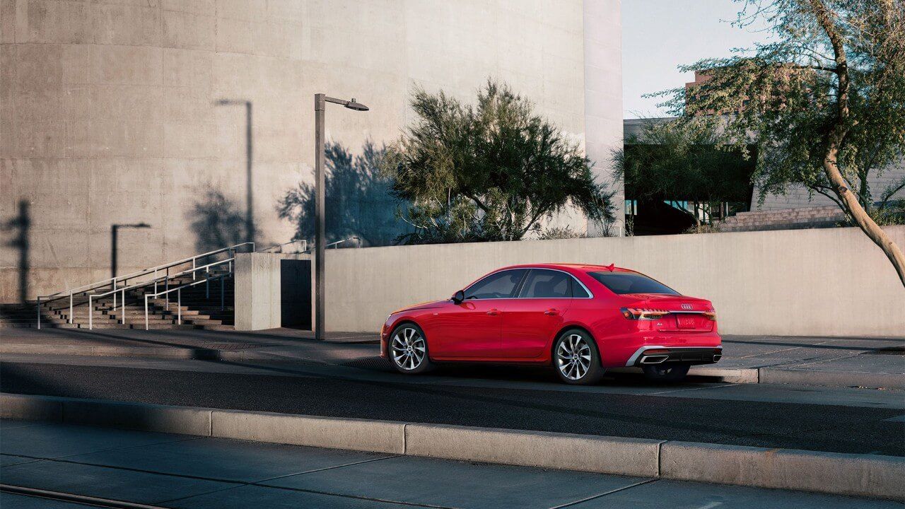 L'Audi A4 berline 2021 stationné au bord d'un trottoir