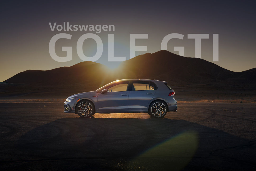 Vue latérale de la Volkswagen GOLF GTI 2022 garé au long d'une chaîne de montagnes