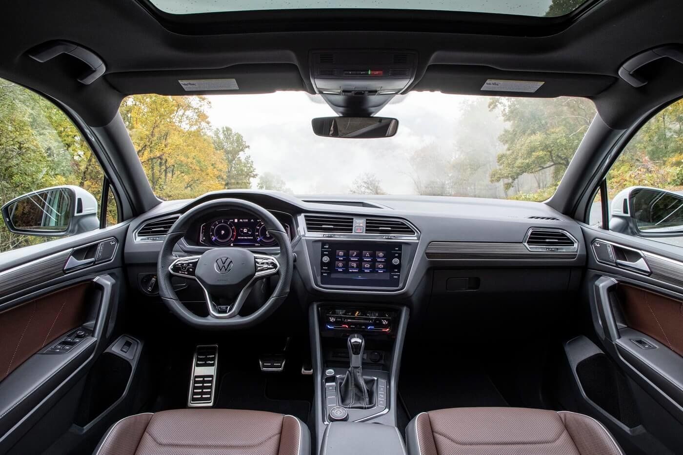 Cockpit avant d'un Volkswagen Tiguan 2022 incluant toutes ses technologies embarquées
