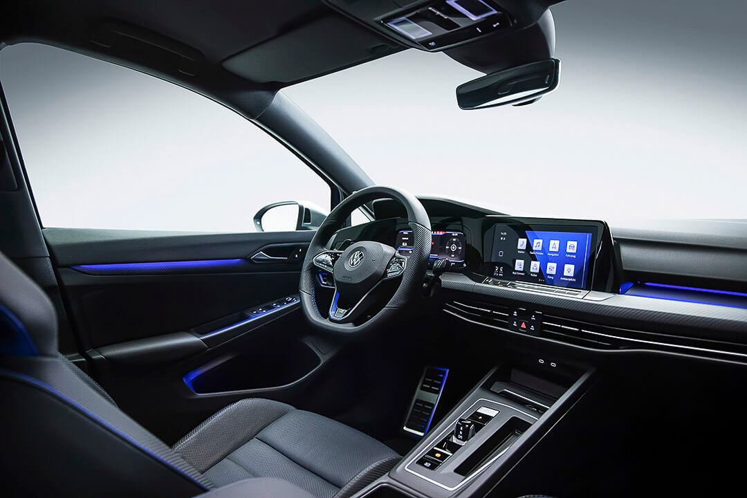 Cockpit avant d'une Volkswagen Golf R 2022 avec ses technologies embarquées