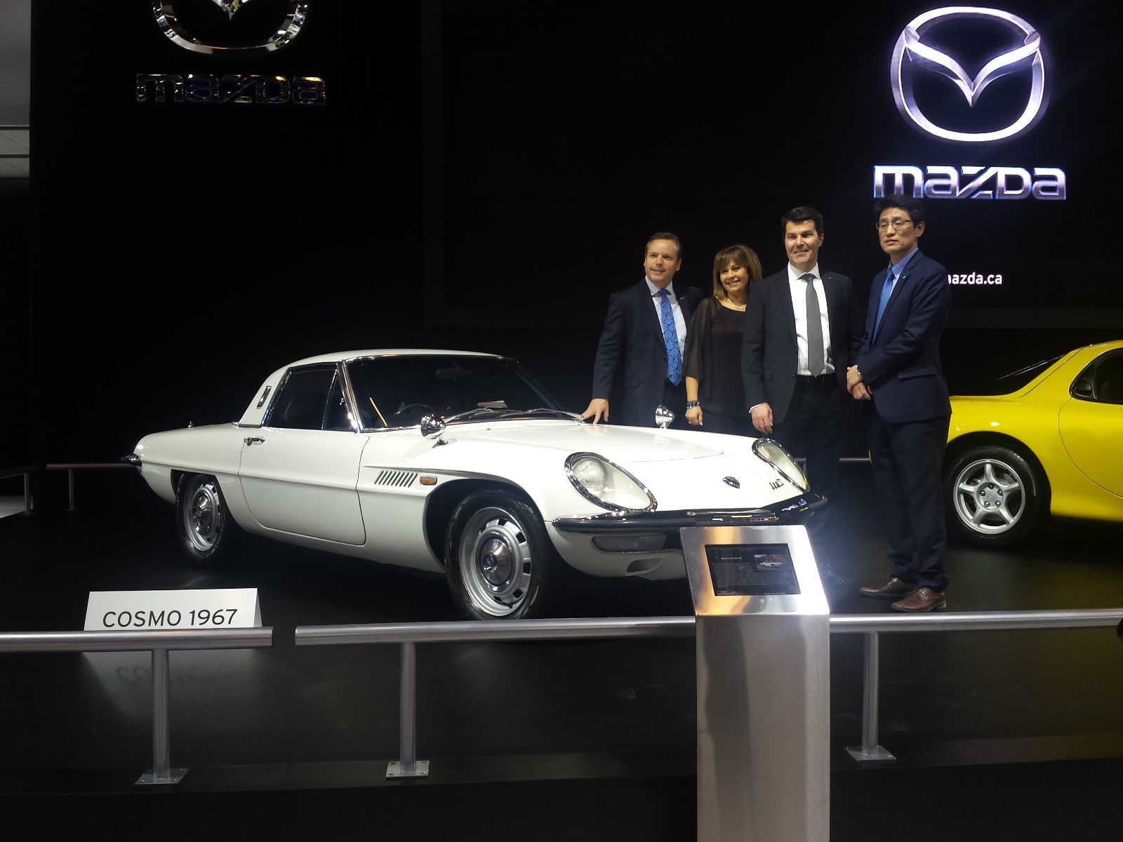 Ambiance festive au kiosque Mazda du 75e Salon de l’auto de Montréal