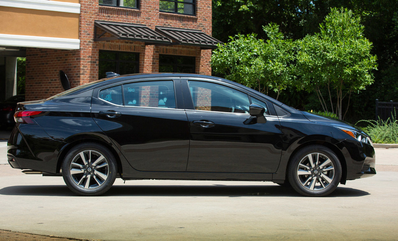 nissan versa 2021 black