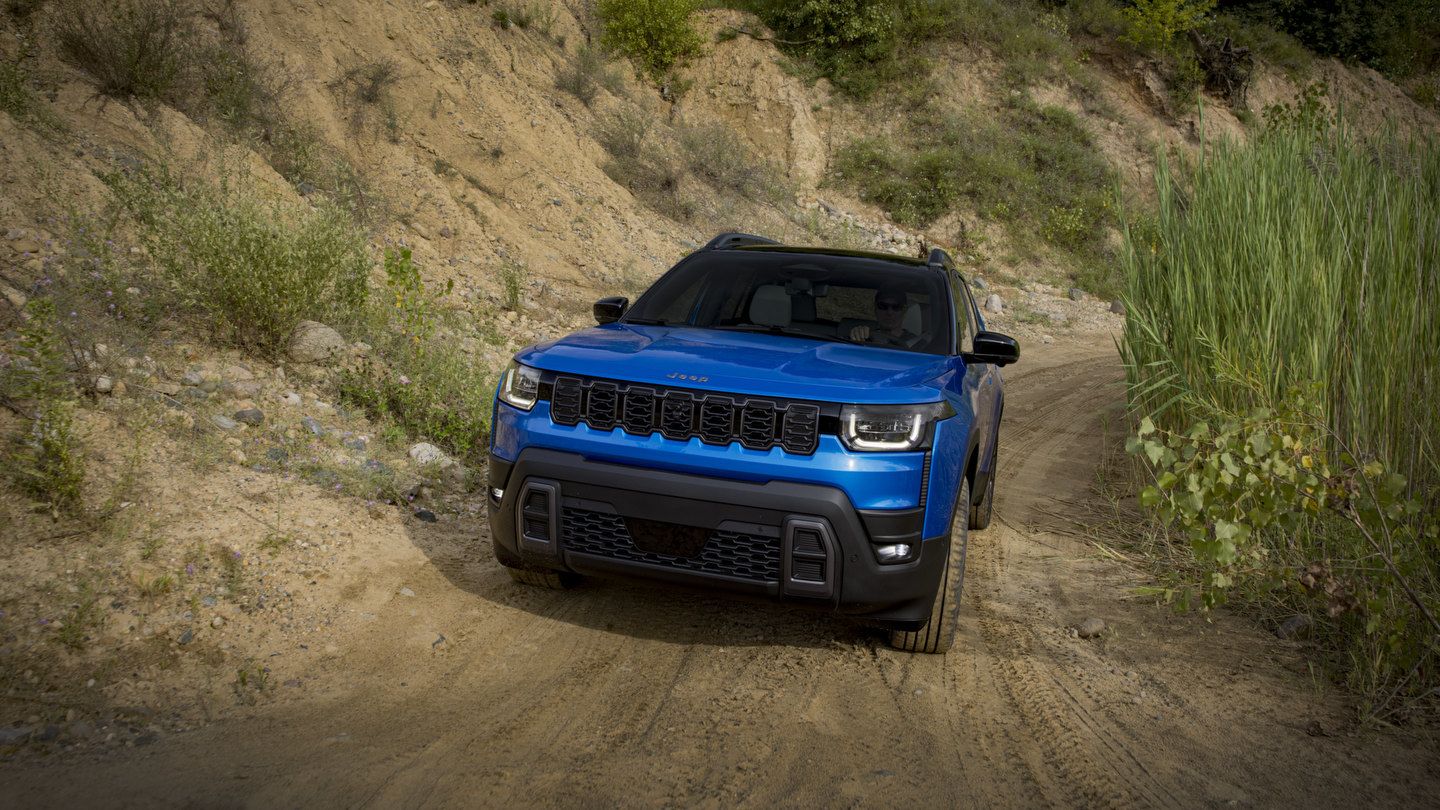 Le Jeep Cherokee hybride 2026 : 800 km d’autonomie et 6,4 L/100 km pour vos longs trajets estivaux