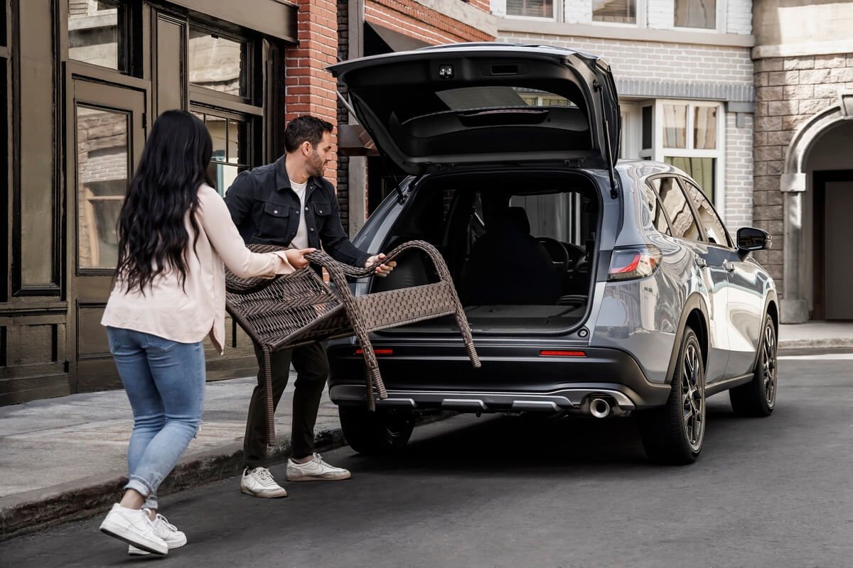 A man and a woman loading the trunk of a 2024 Honda HR-V.