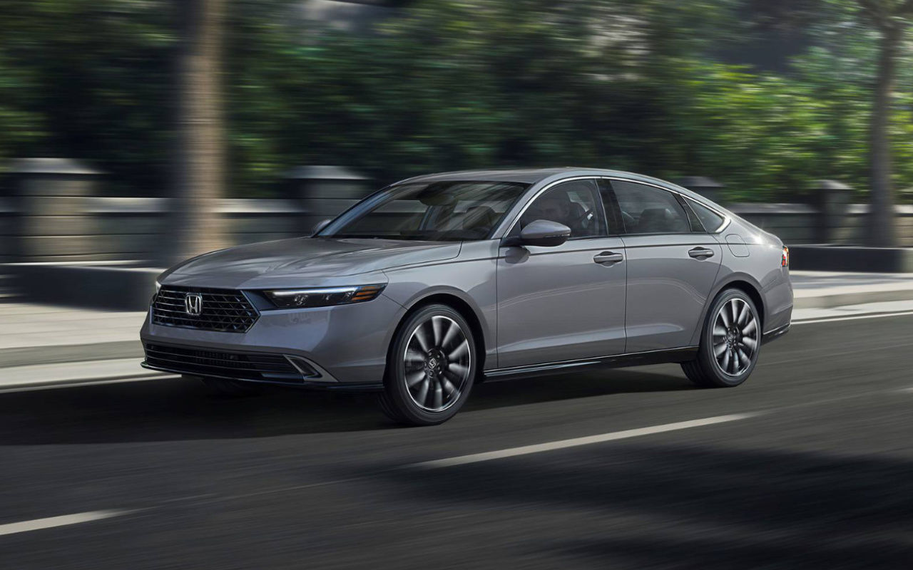 vue latérale avant d'une Honda Accord Hybride 2025 sur un boulevard