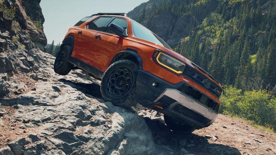Le Honda Passport 2026 qui roule sur des roches en montagne.