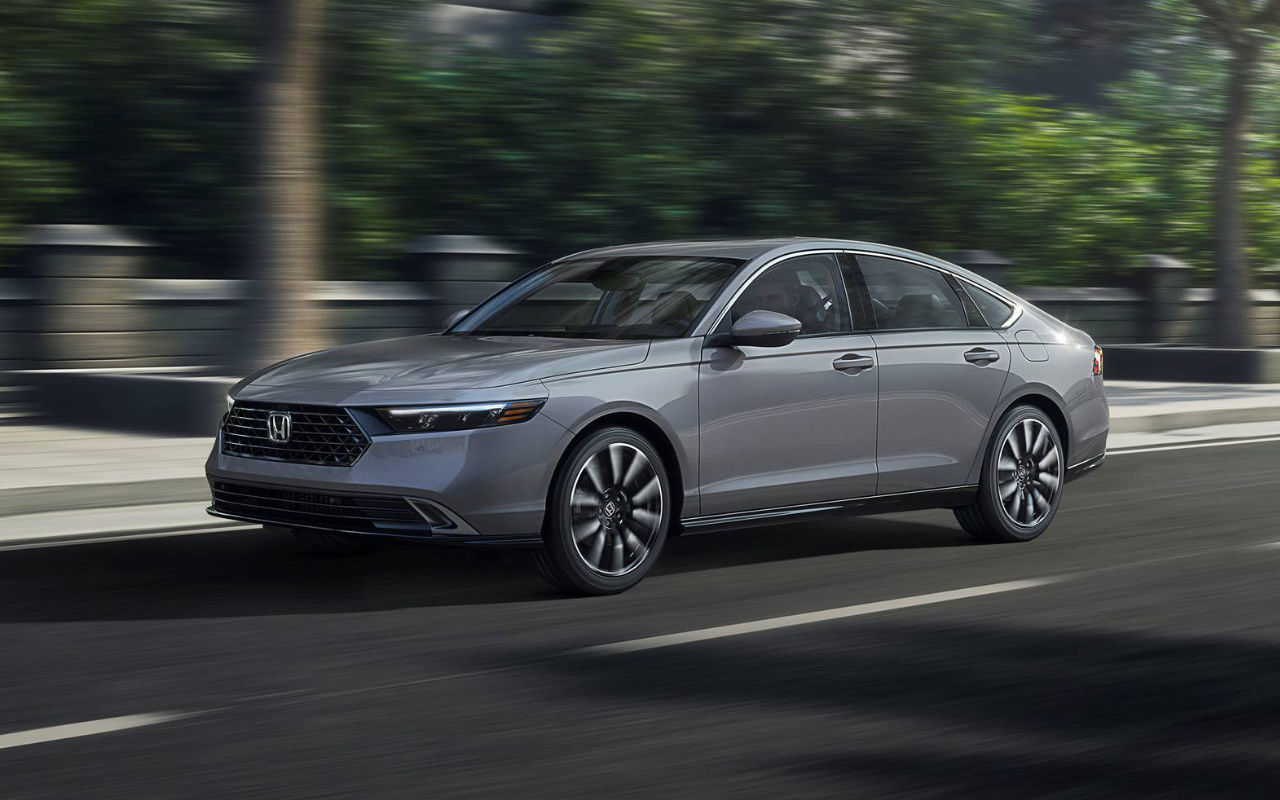 vue latérale avant d'une Honda Accord Hybride 2025 sur la route