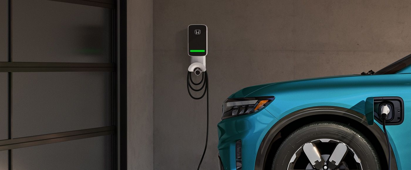 vue d'un véhicule Honda connecté à une borne de recharge à domicile