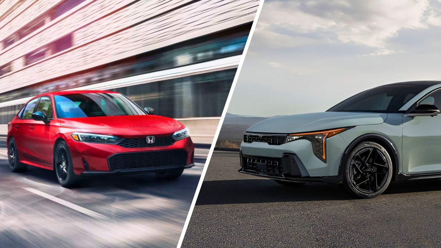 Comparatif visuel entre la Honda Civic 2025 rouge et la Kia K4 2025 grise, illustrant les différences de design entre les deux berlines compactes.