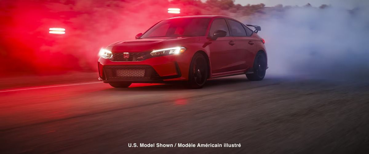 Honda Civic Type R rouge en action sur circuit, avec effets de lumière rouge et fumée, démontrant ses performances sportives impressionnantes.