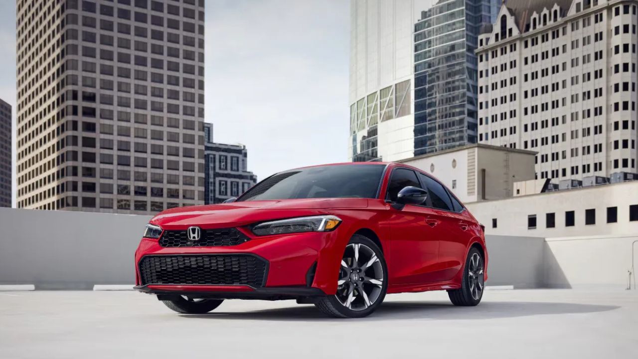 vue latérale avant d'une Honda Civic Hybride 2026