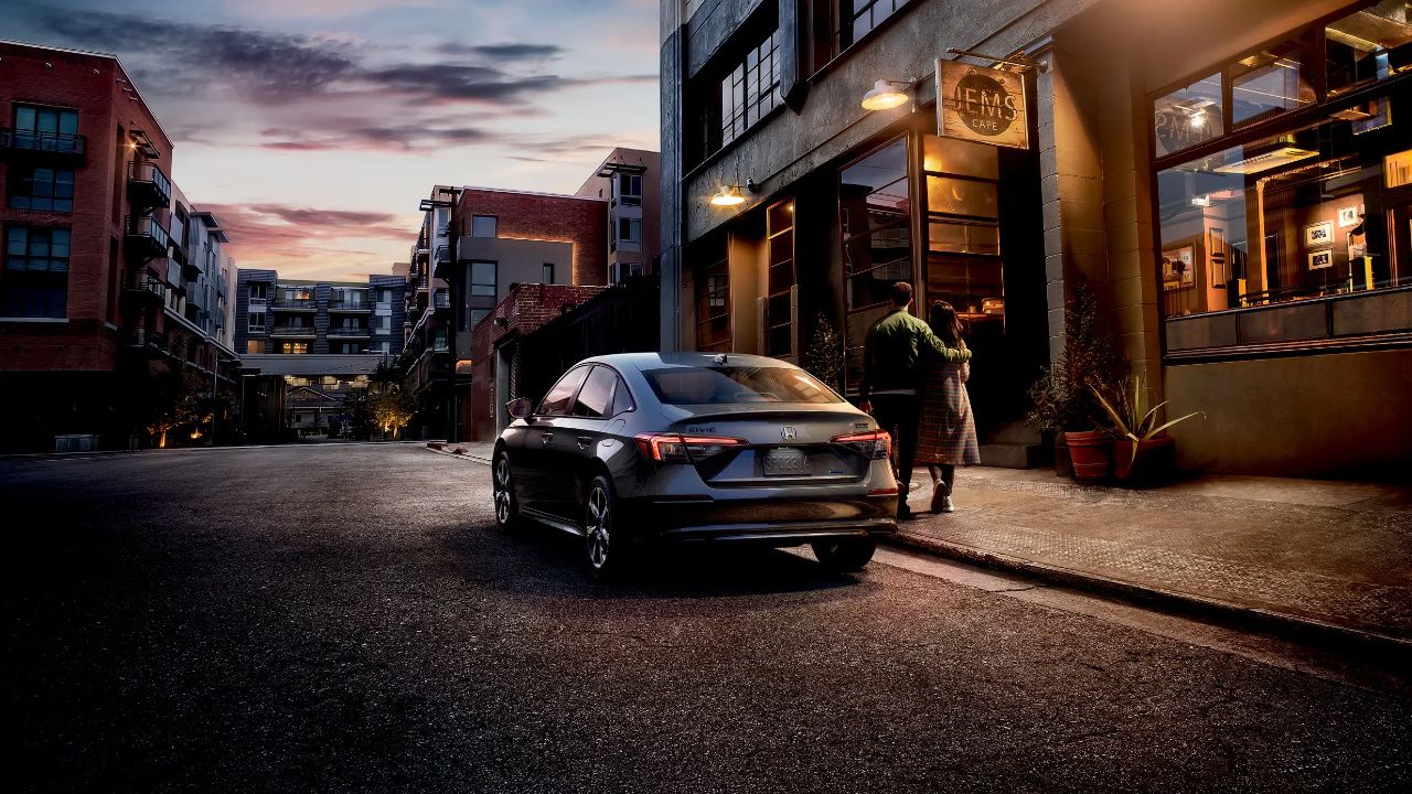 vue latérale avant d'une Honda Civic Hybride 2026