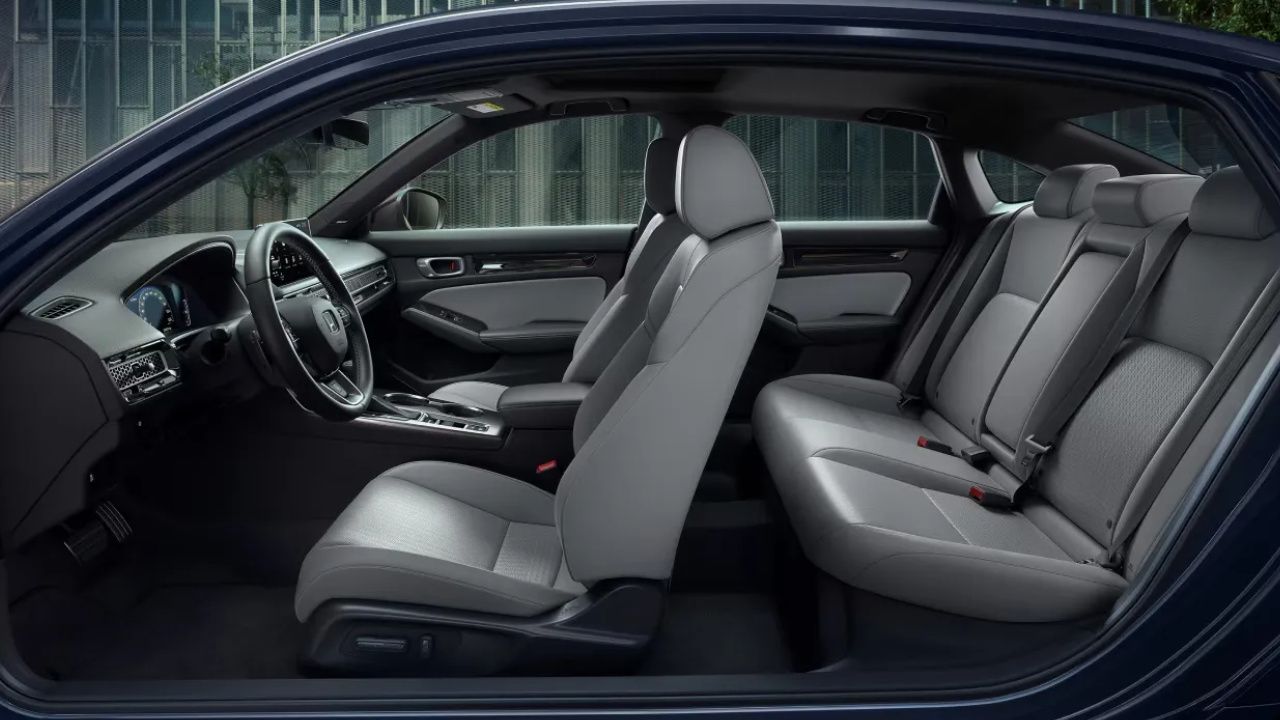 vue de l'habitacle et du tableau de bord d'une Honda Civic Hybride 2026