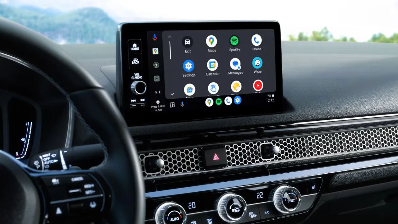 vue de l'habitacle et du tableau de bord d'une Honda Civic Hybride 2026