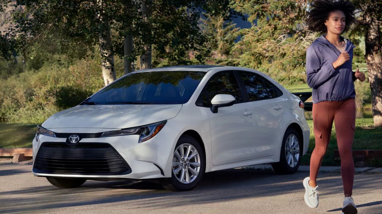 vue latérale avant d'une Toyota Corolla Hybride 2026