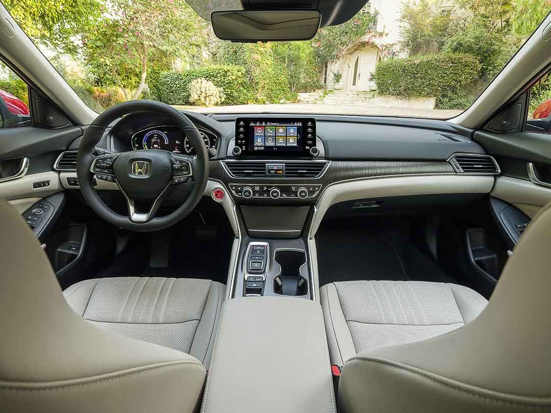 Cockpit avant de la Honda Accord hybride 2021 incluant le tableau de bord avec toutes ses technologies