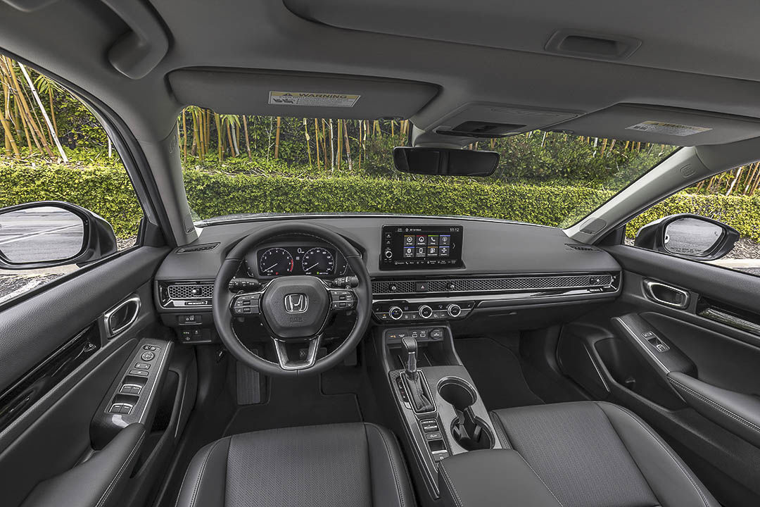 Cockpit avant de la Honda Civic Touring 2022 incluant son tableau de bord et toutes ses technologies