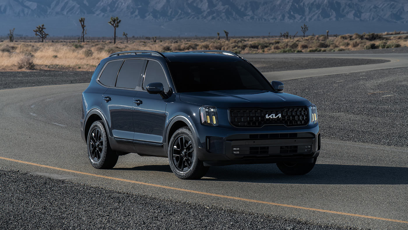 Le kia Telluride 2024 sur une route d'asphalte dans le désert.