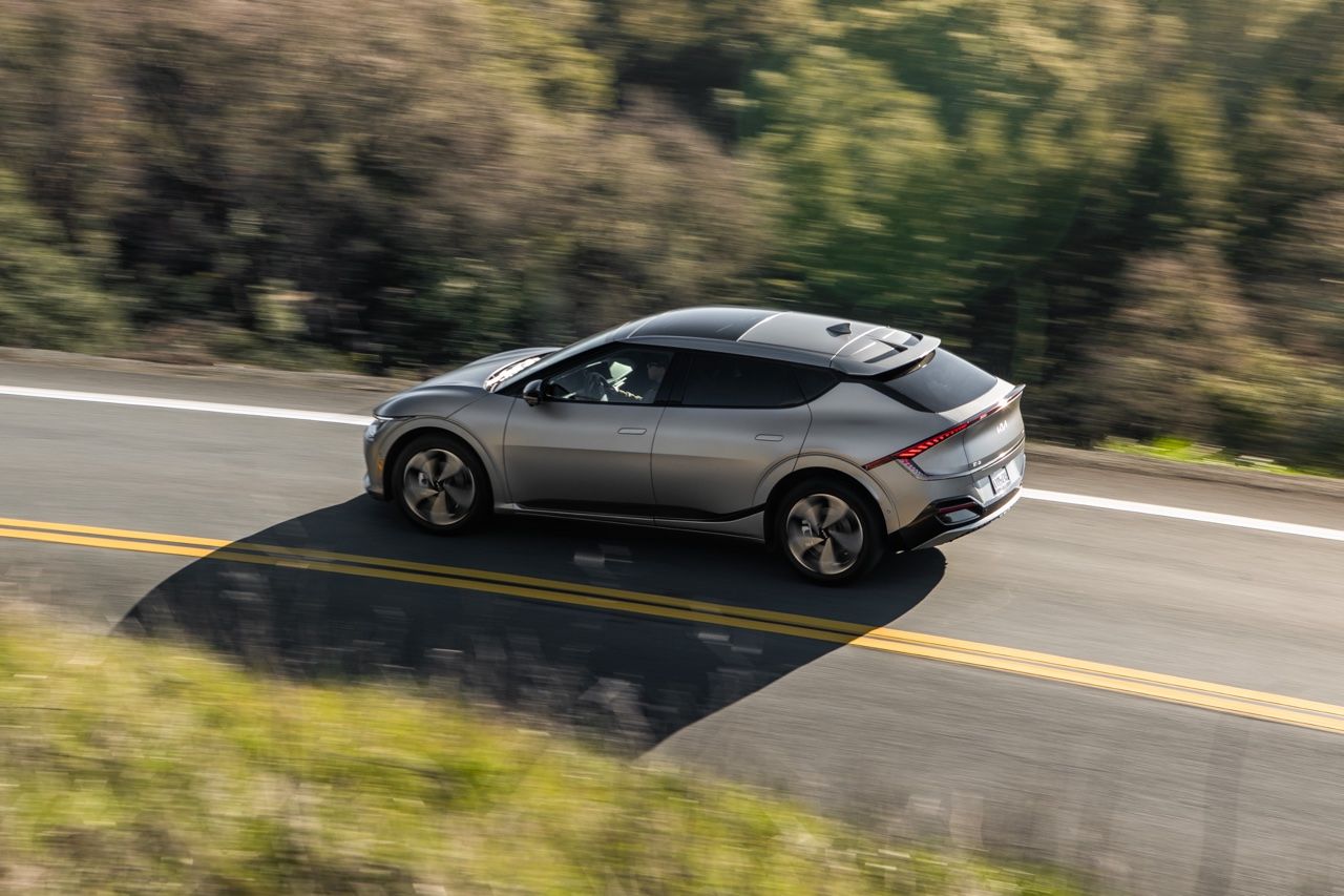 La Kia EV6 sur une route en campagne.