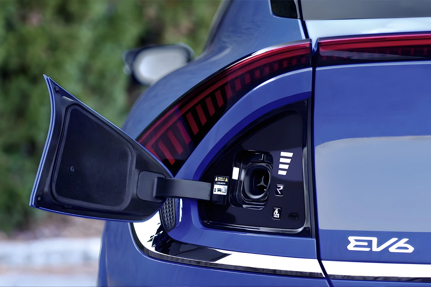 Port de recharge ouvert sur un Kia EV6 bleu, illustrant l’achat d’un VUS électrique Kia ce printemps au Québec.