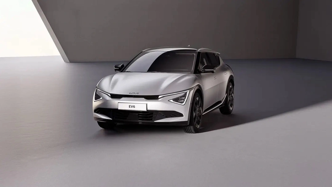 Kia EV6 2025 blanc présenté en studio, un VUS électrique performant offrant jusqu’à 513 km d’autonomie.