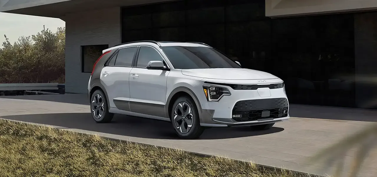 Kia Niro EV 2026 gris stationné devant une résidence, un VUS électrique pensé pour les trajets quotidiens au Québec.