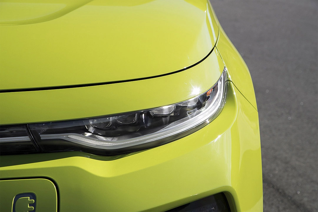 Gros plan du phare avant d’un Kia Soul EV, une option électrique d’occasion accessible pour rouler au Québec.