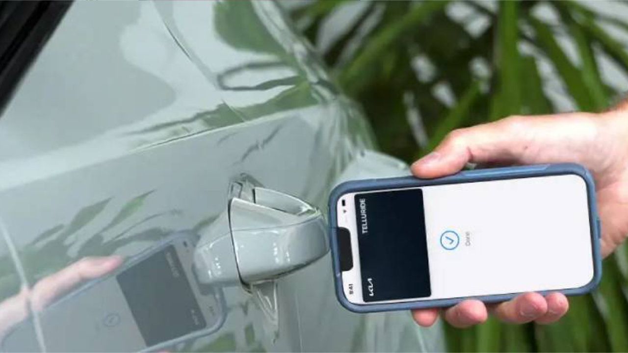 personne qui deverouille son véhicule avec l'application Kia Connect