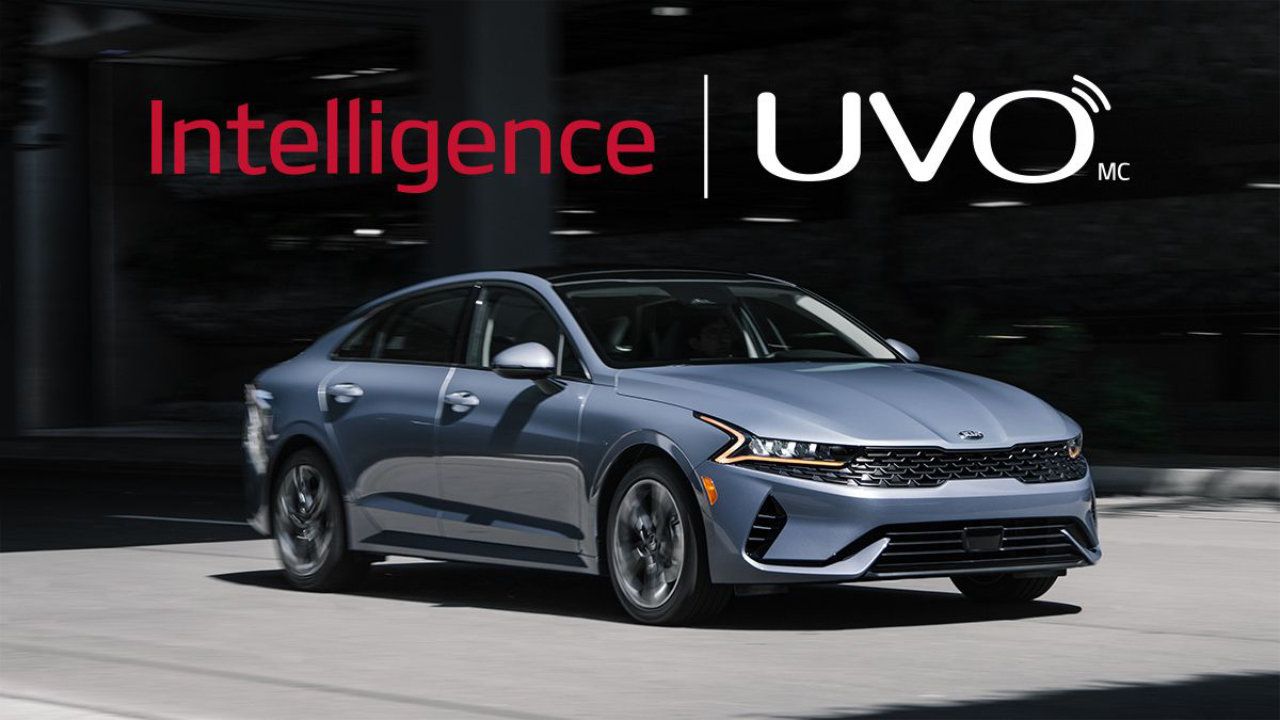 vue latérale avant d'un véhicule Kia avec les mentions 'intelligence UVO'