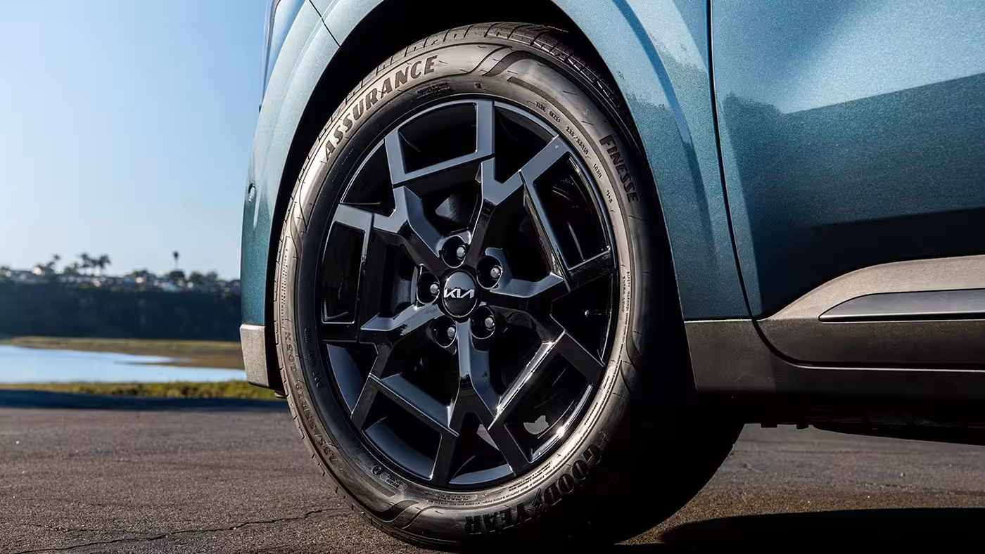 Gros plan sur une jante en alliage noir de 19 pouces du Kia Carnival 2026
