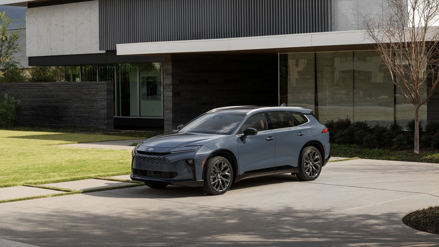 Quels sont les chiffres de puissance et de consommation du Toyota Crown Signia 2026?