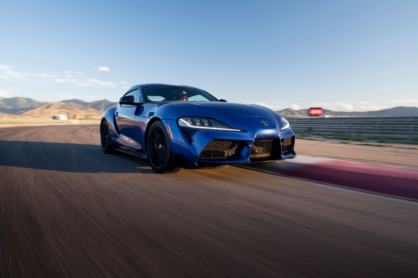 Toyota GR Supra 2024 : Palpitations la fin de semaine, prendre ça cool la semaine - Qui a dit qu'une voiture de sport ne pouvait pas faire les deux ?