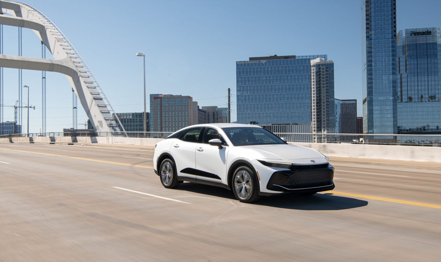 Qu'est-ce que la Toyota Crown hybride 2026 — et en quoi diffère-t-elle de la Camry? Guide pour les acheteurs québécois