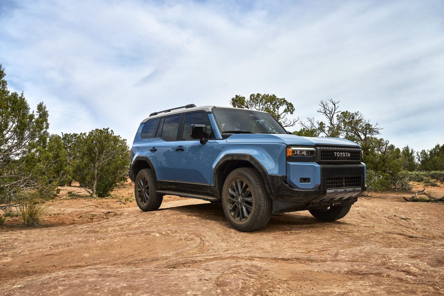 Trois versions, un seul groupe motopropulseur hybride : comment le Toyota Land Cruiser 2027 se décline
