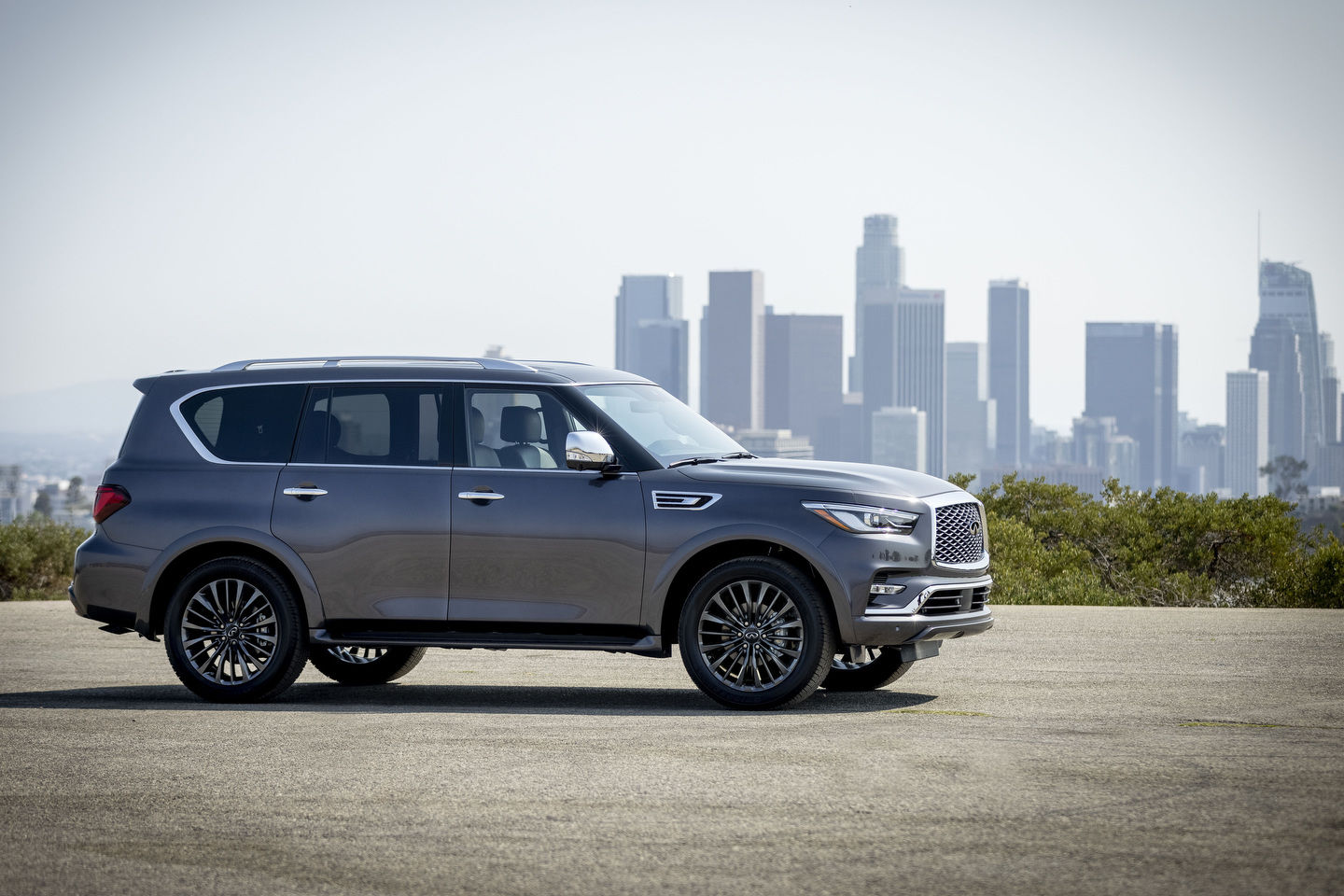 Infiniti QX80 vs BMW X7 : imitation flatteuse